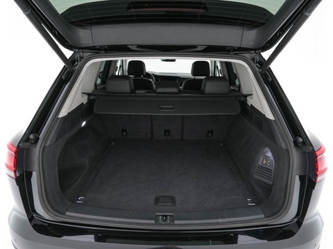 Volkswagen Touareg 3.0 TDI R-Line (INCL-BTW) Aut. *LEATHER | FULL-LED | BLIND-SPOT | HEATED-COMFORTSEATS | AIR-SUSPENSION | KEYLESS | CAMERA | NAVI-FULLMAP | PRIVACY-GLASS | ADAPTIVE-CRUISE |  SHIFT-PADDLES | TOWBAR*