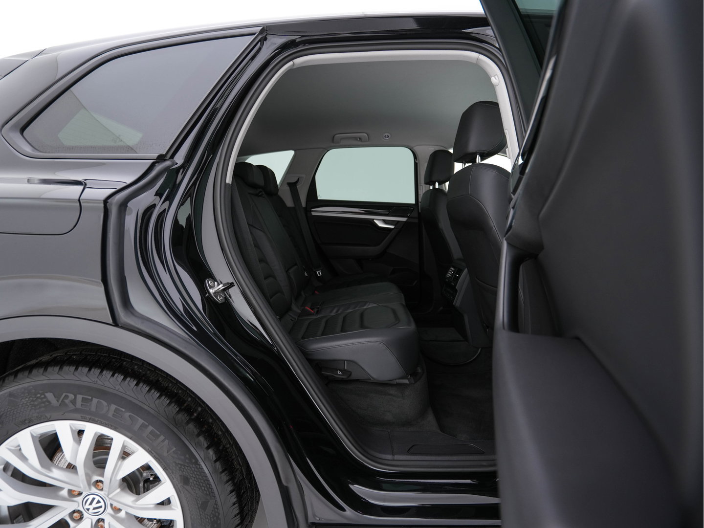 Volkswagen Touareg 3.0 TDI R-Line (INCL-BTW) Aut. *LEATHER | FULL-LED | BLIND-SPOT | HEATED-COMFORTSEATS | AIR-SUSPENSION | KEYLESS | CAMERA | NAVI-FULLMAP | PRIVACY-GLASS | ADAPTIVE-CRUISE |  SHIFT-PADDLES | TOWBAR*