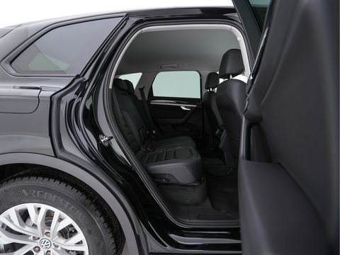 Volkswagen Touareg 3.0 TDI R-Line (INCL-BTW) Aut. *LEATHER | FULL-LED | BLIND-SPOT | HEATED-COMFORTSEATS | AIR-SUSPENSION | KEYLESS | CAMERA | NAVI-FULLMAP | PRIVACY-GLASS | ADAPTIVE-CRUISE |  SHIFT-PADDLES | TOWBAR*