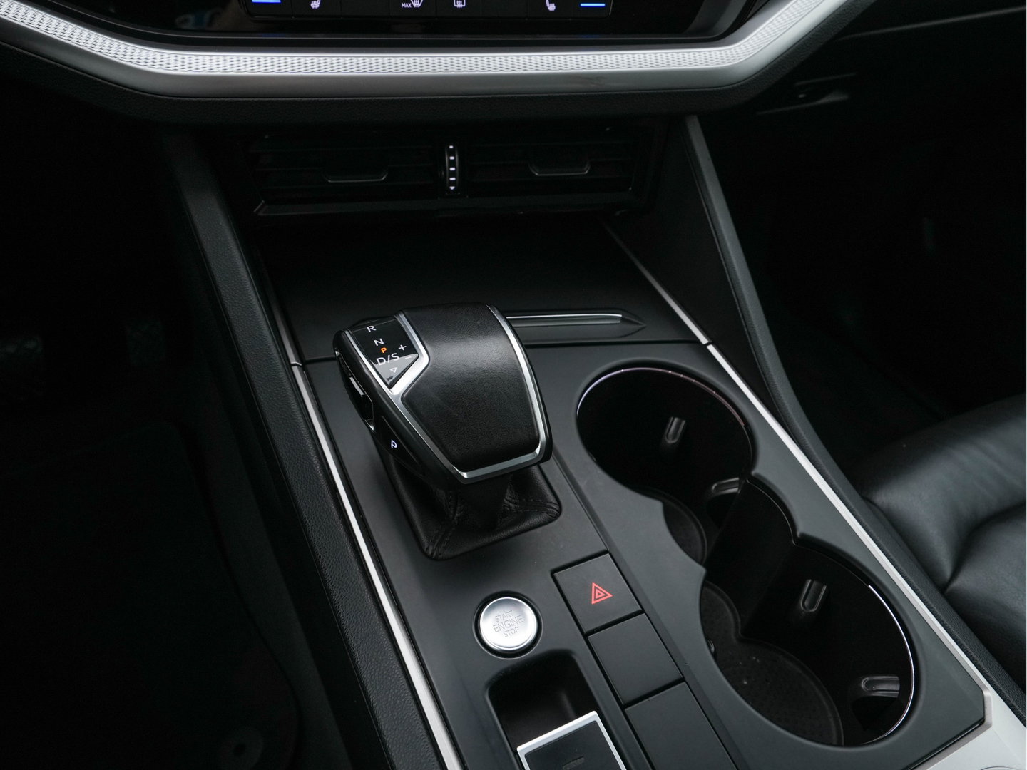 Volkswagen Touareg 3.0 TDI R-Line (INCL-BTW) Aut. *LEATHER | FULL-LED | BLIND-SPOT | HEATED-COMFORTSEATS | AIR-SUSPENSION | KEYLESS | CAMERA | NAVI-FULLMAP | PRIVACY-GLASS | ADAPTIVE-CRUISE |  SHIFT-PADDLES | TOWBAR*