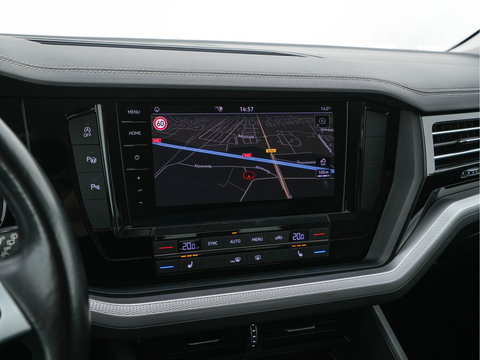 Volkswagen Touareg 3.0 TDI R-Line (INCL-BTW) Aut. *LEATHER | FULL-LED | BLIND-SPOT | HEATED-COMFORTSEATS | AIR-SUSPENSION | KEYLESS | CAMERA | NAVI-FULLMAP | PRIVACY-GLASS | ADAPTIVE-CRUISE |  SHIFT-PADDLES | TOWBAR*