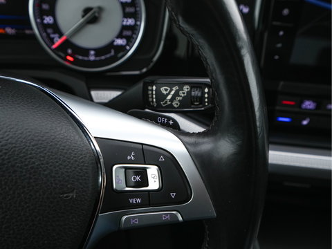 Volkswagen Touareg 3.0 TDI R-Line (INCL-BTW) Aut. *LEATHER | FULL-LED | BLIND-SPOT | HEATED-COMFORTSEATS | AIR-SUSPENSION | KEYLESS | CAMERA | NAVI-FULLMAP | PRIVACY-GLASS | ADAPTIVE-CRUISE |  SHIFT-PADDLES | TOWBAR*