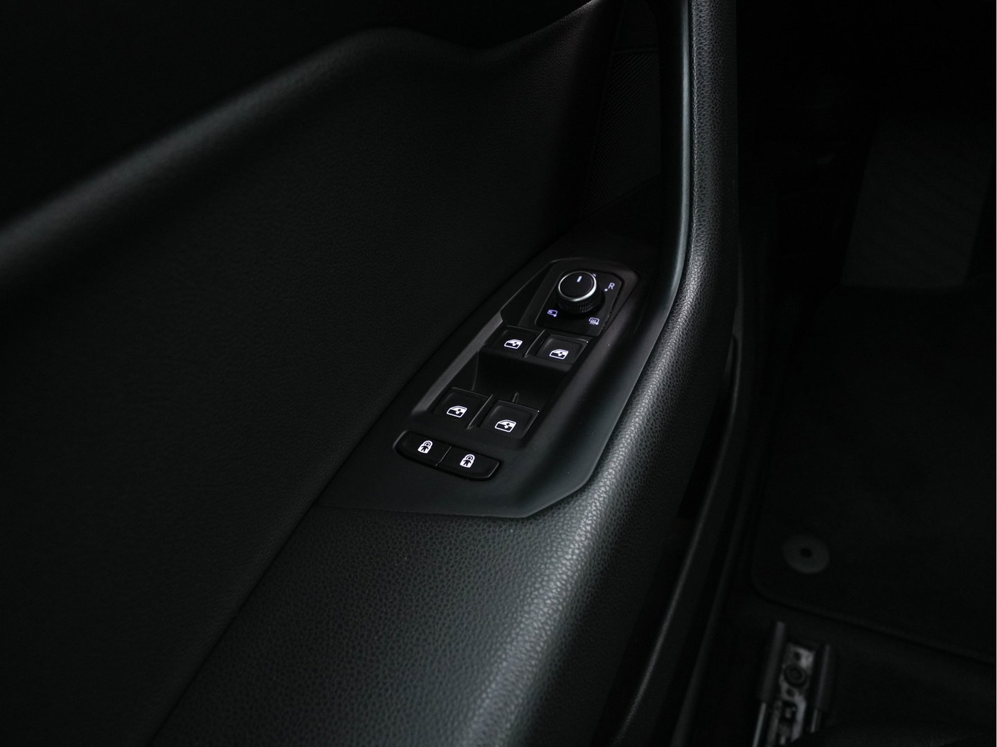 Volkswagen Touareg 3.0 TDI R-Line (INCL-BTW) Aut. *LEATHER | FULL-LED | BLIND-SPOT | HEATED-COMFORTSEATS | AIR-SUSPENSION | KEYLESS | CAMERA | NAVI-FULLMAP | PRIVACY-GLASS | ADAPTIVE-CRUISE |  SHIFT-PADDLES | TOWBAR*