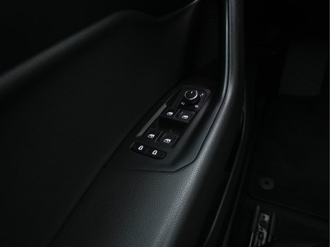 Volkswagen Touareg 3.0 TDI R-Line (INCL-BTW) Aut. *LEATHER | FULL-LED | BLIND-SPOT | HEATED-COMFORTSEATS | AIR-SUSPENSION | KEYLESS | CAMERA | NAVI-FULLMAP | PRIVACY-GLASS | ADAPTIVE-CRUISE |  SHIFT-PADDLES | TOWBAR*