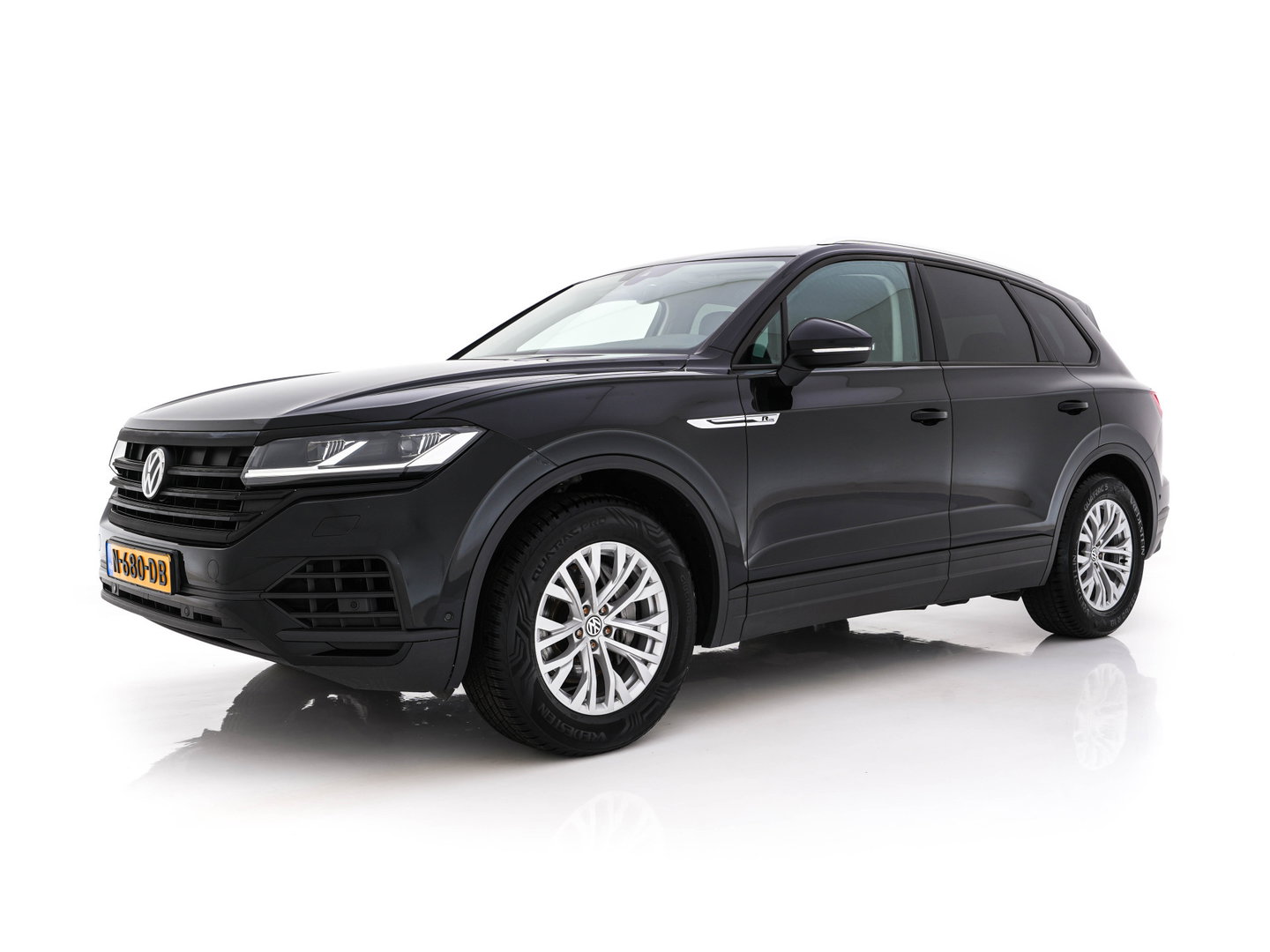 Volkswagen Touareg 3.0 TDI R-Line (INCL-BTW) Aut. *LEATHER | FULL-LED | BLIND-SPOT | HEATED-COMFORTSEATS | AIR-SUSPENSION | KEYLESS | CAMERA | NAVI-FULLMAP | PRIVACY-GLASS | ADAPTIVE-CRUISE |  SHIFT-PADDLES | TOWBAR*