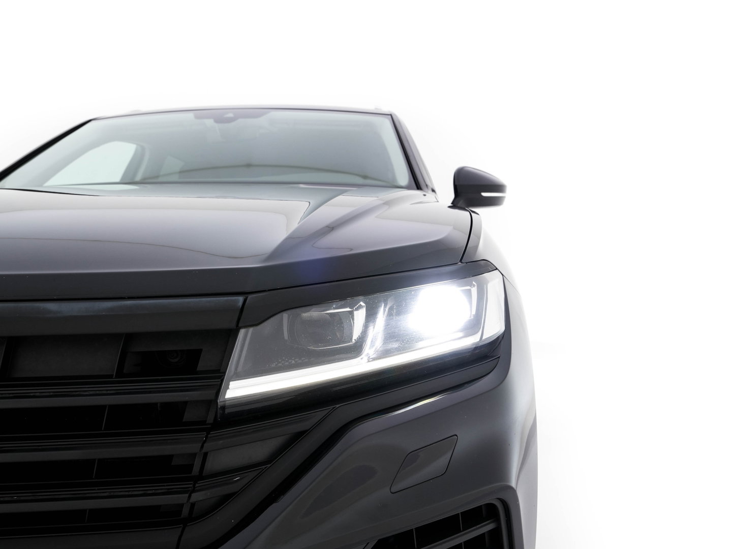 Volkswagen Touareg 3.0 TDI R-Line (INCL-BTW) Aut. *LEATHER | FULL-LED | BLIND-SPOT | HEATED-COMFORTSEATS | AIR-SUSPENSION | KEYLESS | CAMERA | NAVI-FULLMAP | PRIVACY-GLASS | ADAPTIVE-CRUISE |  SHIFT-PADDLES | TOWBAR*