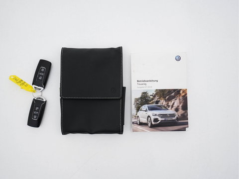 Volkswagen Touareg 3.0 TDI R-Line (INCL-BTW) Aut. *LEATHER | FULL-LED | BLIND-SPOT | HEATED-COMFORTSEATS | AIR-SUSPENSION | KEYLESS | CAMERA | NAVI-FULLMAP | PRIVACY-GLASS | ADAPTIVE-CRUISE |  SHIFT-PADDLES | TOWBAR*