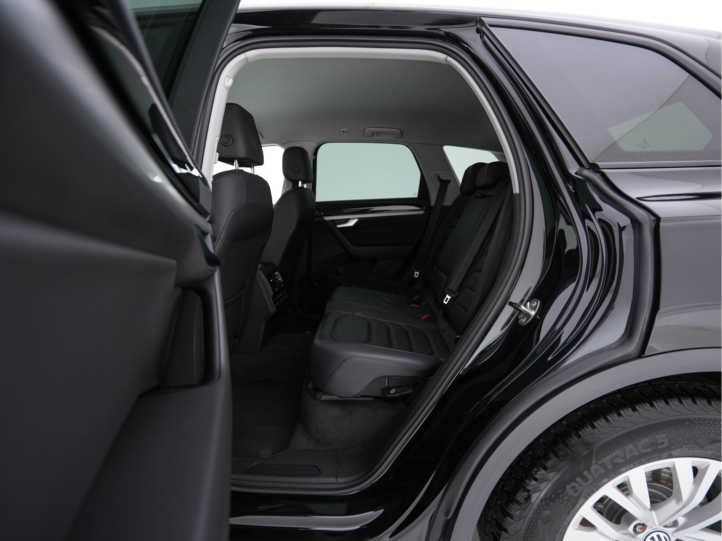 Volkswagen Touareg 3.0 TDI R-Line (INCL-BTW) Aut. *LEATHER | FULL-LED | BLIND-SPOT | HEATED-COMFORTSEATS | AIR-SUSPENSION | KEYLESS | CAMERA | NAVI-FULLMAP | PRIVACY-GLASS | ADAPTIVE-CRUISE |  SHIFT-PADDLES | TOWBAR*