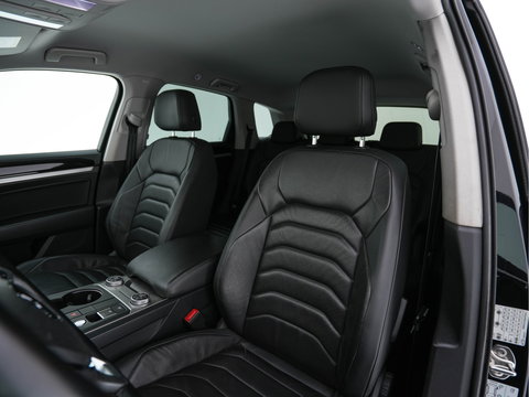 Volkswagen Touareg 3.0 TDI R-Line (INCL-BTW) Aut. *LEATHER | FULL-LED | BLIND-SPOT | HEATED-COMFORTSEATS | AIR-SUSPENSION | KEYLESS | CAMERA | NAVI-FULLMAP | PRIVACY-GLASS | ADAPTIVE-CRUISE |  SHIFT-PADDLES | TOWBAR*