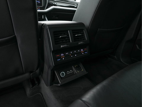 Volkswagen Touareg 3.0 TDI R-Line (INCL-BTW) Aut. *LEATHER | FULL-LED | BLIND-SPOT | HEATED-COMFORTSEATS | AIR-SUSPENSION | KEYLESS | CAMERA | NAVI-FULLMAP | PRIVACY-GLASS | ADAPTIVE-CRUISE |  SHIFT-PADDLES | TOWBAR*