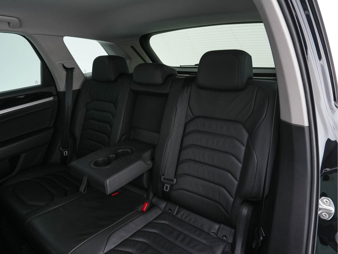 Volkswagen Touareg 3.0 TDI R-Line (INCL-BTW) Aut. *LEATHER | FULL-LED | BLIND-SPOT | HEATED-COMFORTSEATS | AIR-SUSPENSION | KEYLESS | CAMERA | NAVI-FULLMAP | PRIVACY-GLASS | ADAPTIVE-CRUISE |  SHIFT-PADDLES | TOWBAR*