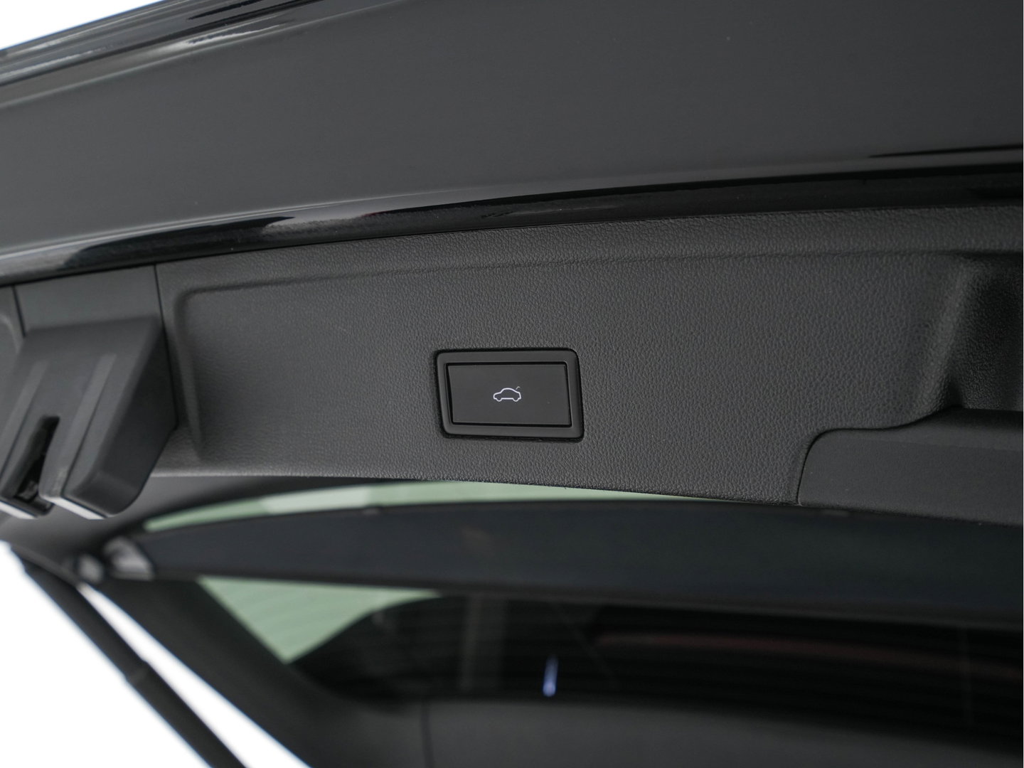 Volkswagen Touareg 3.0 TDI R-Line (INCL-BTW) Aut. *LEATHER | FULL-LED | BLIND-SPOT | HEATED-COMFORTSEATS | AIR-SUSPENSION | KEYLESS | CAMERA | NAVI-FULLMAP | PRIVACY-GLASS | ADAPTIVE-CRUISE |  SHIFT-PADDLES | TOWBAR*