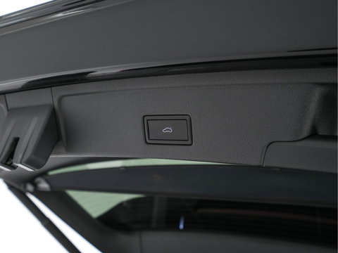 Volkswagen Touareg 3.0 TDI R-Line (INCL-BTW) Aut. *LEATHER | FULL-LED | BLIND-SPOT | HEATED-COMFORTSEATS | AIR-SUSPENSION | KEYLESS | CAMERA | NAVI-FULLMAP | PRIVACY-GLASS | ADAPTIVE-CRUISE |  SHIFT-PADDLES | TOWBAR*