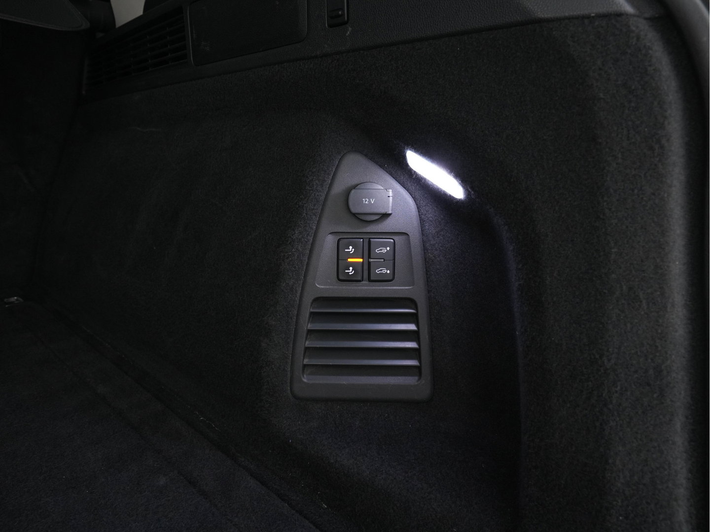 Volkswagen Touareg 3.0 TDI R-Line (INCL-BTW) Aut. *LEATHER | FULL-LED | BLIND-SPOT | HEATED-COMFORTSEATS | AIR-SUSPENSION | KEYLESS | CAMERA | NAVI-FULLMAP | PRIVACY-GLASS | ADAPTIVE-CRUISE |  SHIFT-PADDLES | TOWBAR*