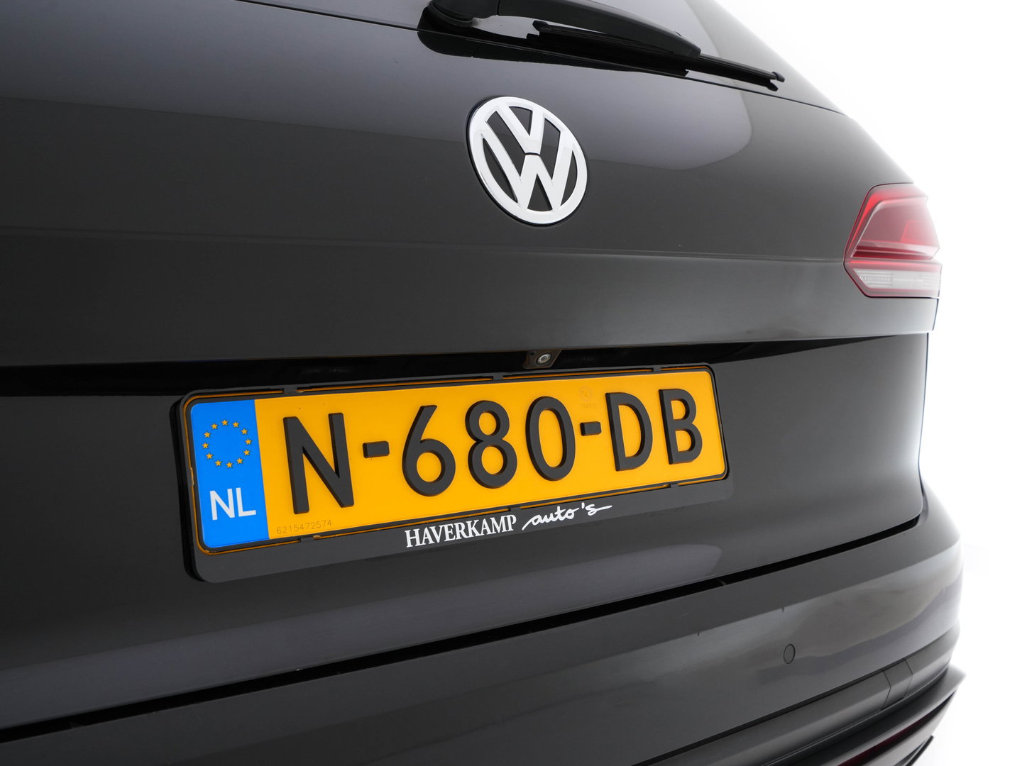 Volkswagen Touareg 3.0 TDI R-Line (INCL-BTW) Aut. *LEATHER | FULL-LED | BLIND-SPOT | HEATED-COMFORTSEATS | AIR-SUSPENSION | KEYLESS | CAMERA | NAVI-FULLMAP | PRIVACY-GLASS | ADAPTIVE-CRUISE |  SHIFT-PADDLES | TOWBAR*