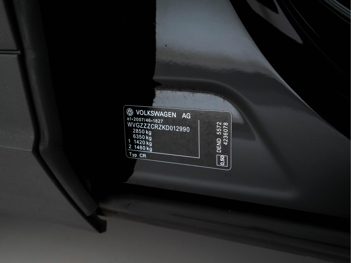 Volkswagen Touareg 3.0 TDI R-Line (INCL-BTW) Aut. *LEATHER | FULL-LED | BLIND-SPOT | HEATED-COMFORTSEATS | AIR-SUSPENSION | KEYLESS | CAMERA | NAVI-FULLMAP | PRIVACY-GLASS | ADAPTIVE-CRUISE |  SHIFT-PADDLES | TOWBAR*