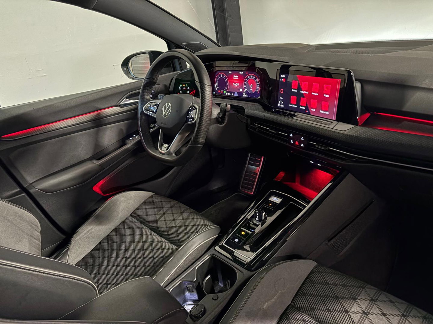 Volkswagen Golf 1.5 eTSI R-Line PANO HUD SFEER VOL'