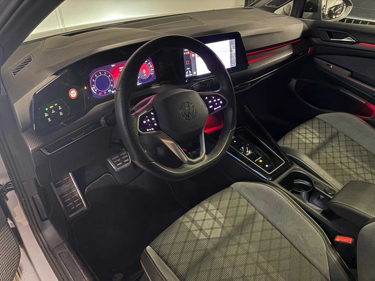 Volkswagen Golf 1.5 eTSI R-Line PANO HUD SFEER VOL'