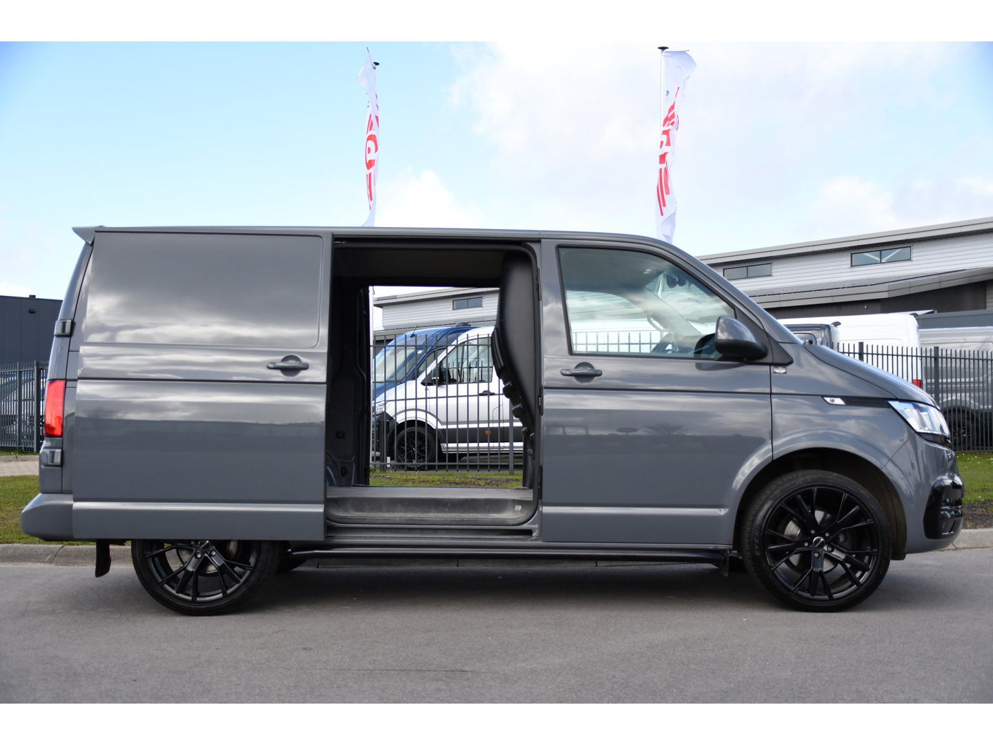 Volkswagen Transporter 2.0 TDI L1H1 30 PB Edition Camera, Adaptieve Cruise, Carplay, Stoelverwarming, 150pk, 2 x Schuifdeur, Standkachel, Trekhaak, Uniek!