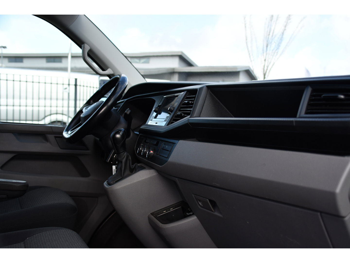 Volkswagen Transporter 2.0 TDI L1H1 30 PB Edition Camera, Adaptieve Cruise, Carplay, Stoelverwarming, 150pk, 2 x Schuifdeur, Standkachel, Trekhaak, Uniek!