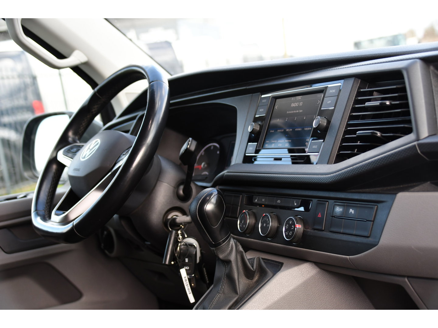 Volkswagen Transporter 2.0 TDI L1H1 30 PB Edition Camera, Adaptieve Cruise, Carplay, Stoelverwarming, 150pk, 2 x Schuifdeur, Standkachel, Trekhaak, Uniek!