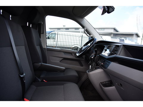 Volkswagen Transporter 2.0 TDI L1H1 30 PB Edition Camera, Adaptieve Cruise, Carplay, Stoelverwarming, 150pk, 2 x Schuifdeur, Standkachel, Trekhaak, Uniek!