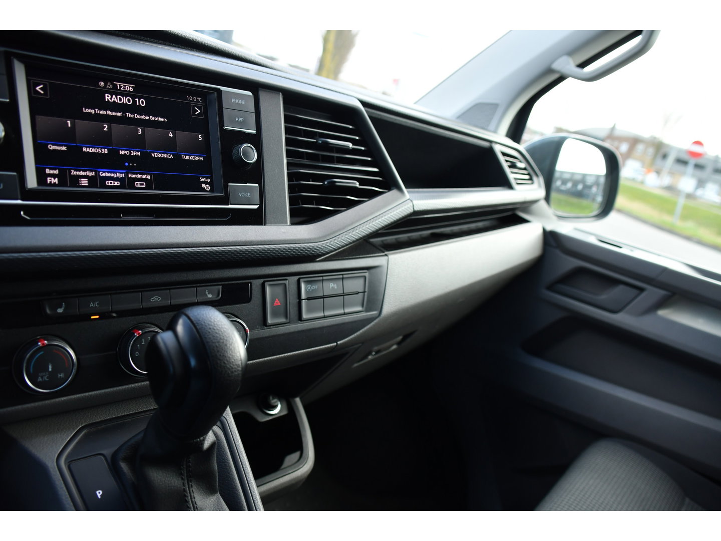 Volkswagen Transporter 2.0 TDI L1H1 30 PB Edition Camera, Adaptieve Cruise, Carplay, Stoelverwarming, 150pk, 2 x Schuifdeur, Standkachel, Trekhaak, Uniek!