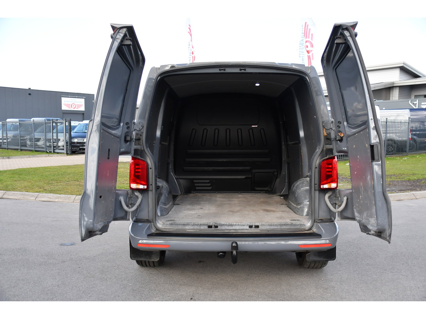 Volkswagen Transporter 2.0 TDI L1H1 30 PB Edition Camera, Adaptieve Cruise, Carplay, Stoelverwarming, 150pk, 2 x Schuifdeur, Standkachel, Trekhaak, Uniek!