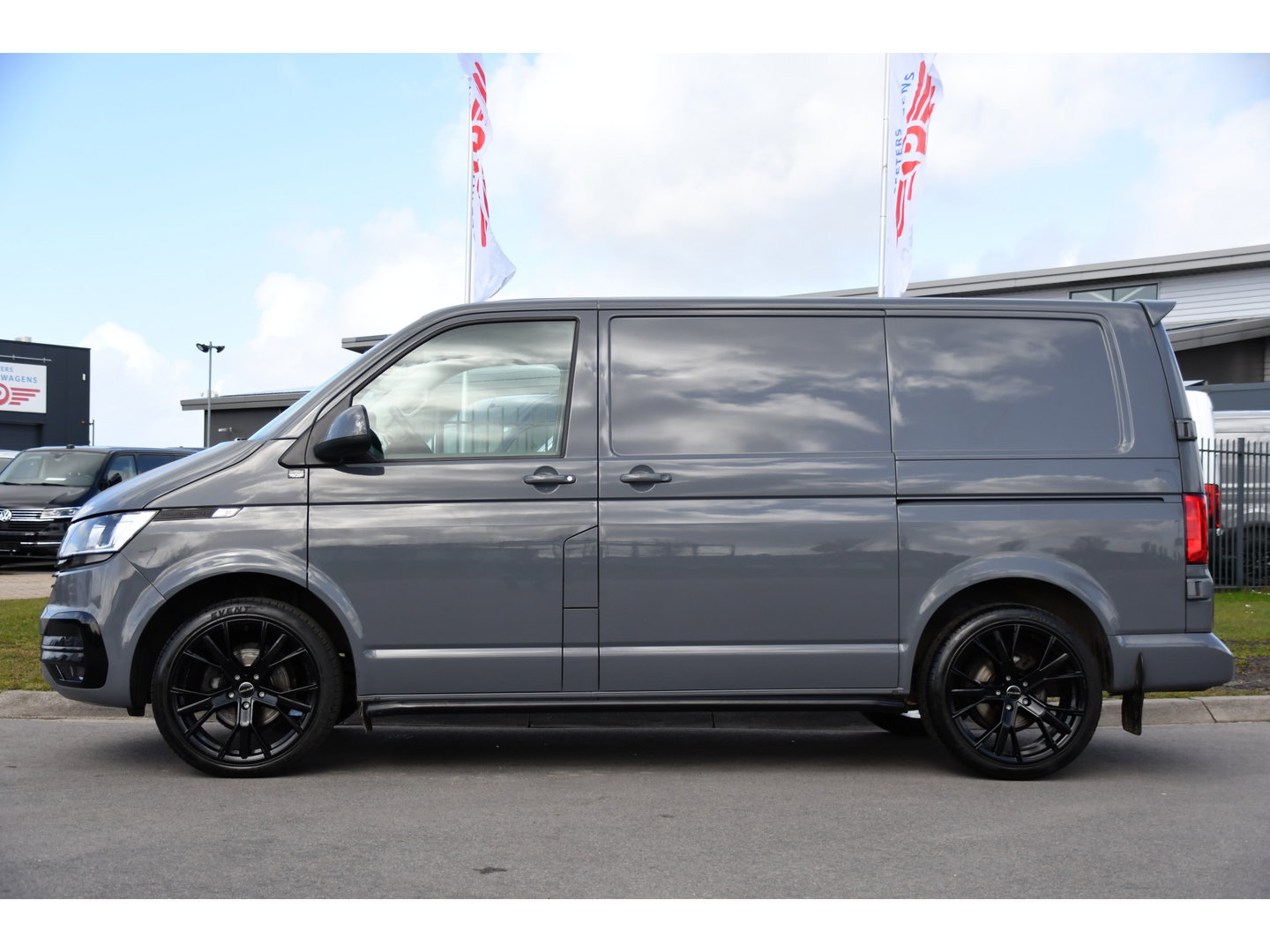 Volkswagen Transporter 2.0 TDI L1H1 30 PB Edition Camera, Adaptieve Cruise, Carplay, Stoelverwarming, 150pk, 2 x Schuifdeur, Standkachel, Trekhaak, Uniek!