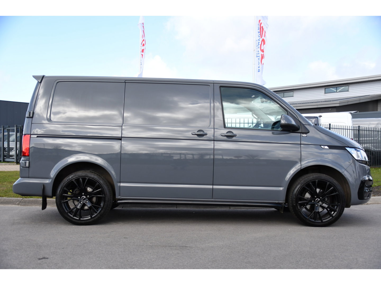 Volkswagen Transporter 2.0 TDI L1H1 30 PB Edition Camera, Adaptieve Cruise, Carplay, Stoelverwarming, 150pk, 2 x Schuifdeur, Standkachel, Trekhaak, Uniek!