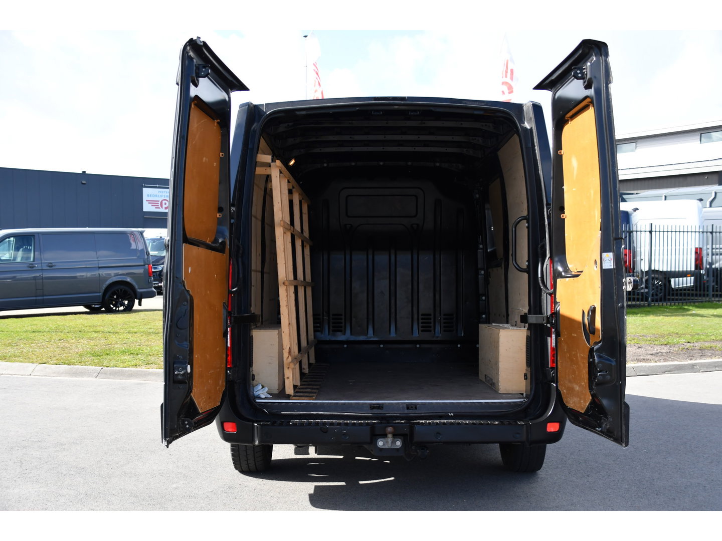 Opel Movano 2.3 Turbo L1H1 Black Edition Camera, Cruise, Carplay, Clima, 150pk, Automaat, Trekhaak, NAVI, Sensoren, Uniek!