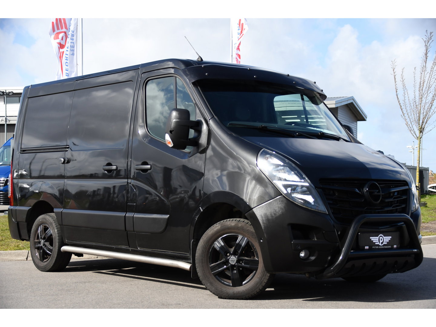 Opel Movano 2.3 Turbo L1H1 Black Edition Camera, Cruise, Carplay, Clima, 150pk, Automaat, Trekhaak, NAVI, Sensoren, Uniek!