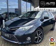 Toyota Auris - Touring Sports 1.8 Hybrid Executive | BOMVOL | PANO | Volledige Onderhoudshistorie | 2e Eigenaar | Nette Staat | NL AUTO | Achteruitrijcamera | Trekhaak | Stoelverwarming | Keyless Entry | Climate Control | Parkeersensoren | 3 Sleutels |