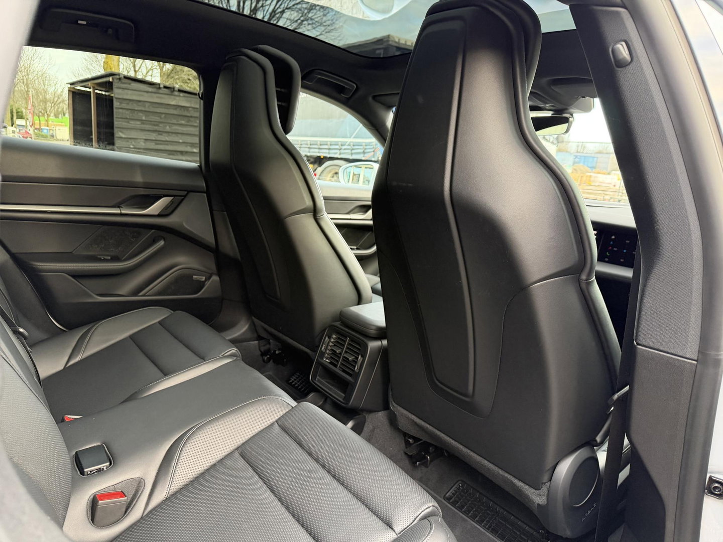 Porsche Taycan Sport Turismo Black Edition 105 kWh Pano l Massage l bijrijders scherm