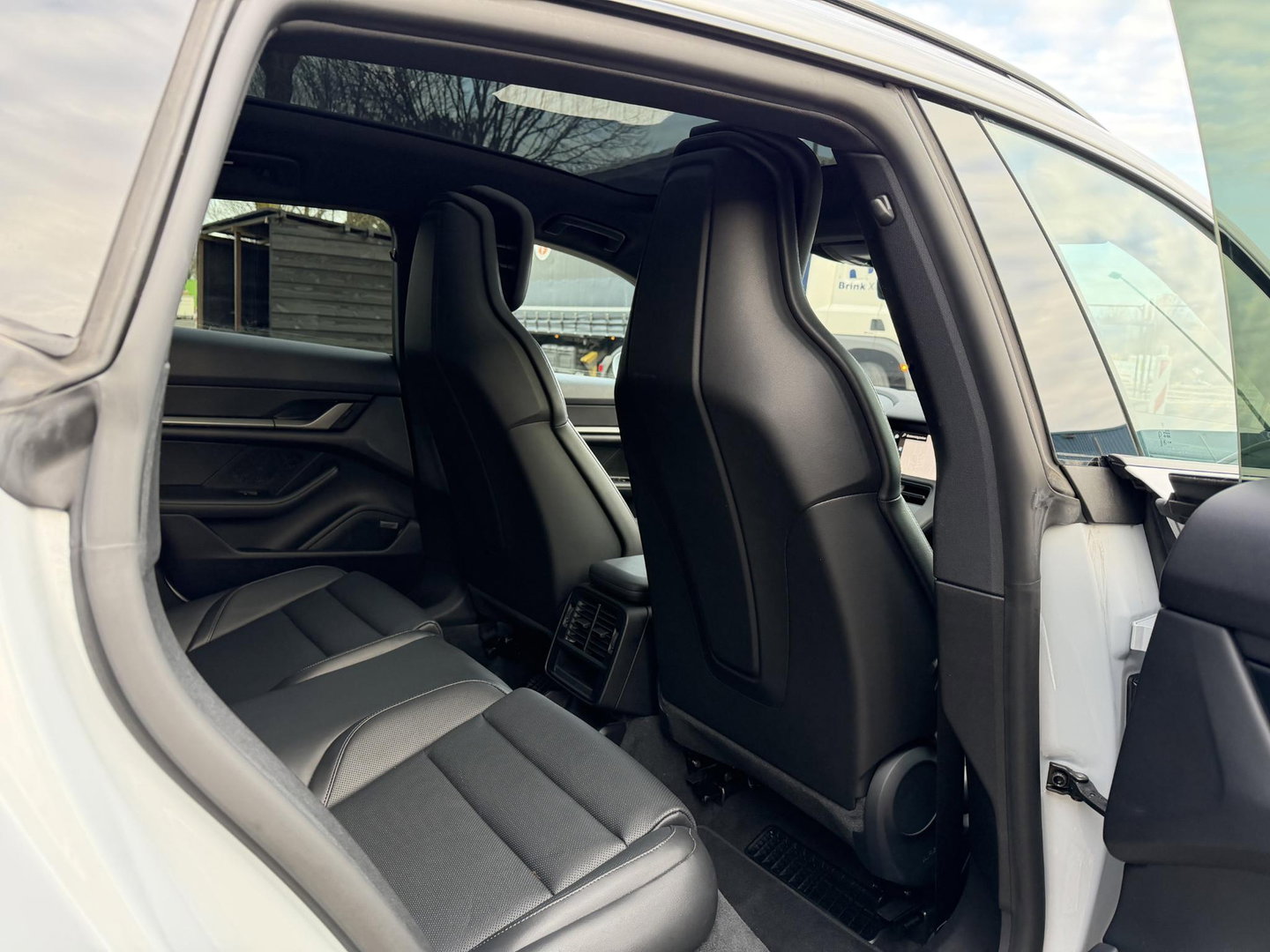 Porsche Taycan Sport Turismo Black Edition 105 kWh Pano l Massage l bijrijders scherm