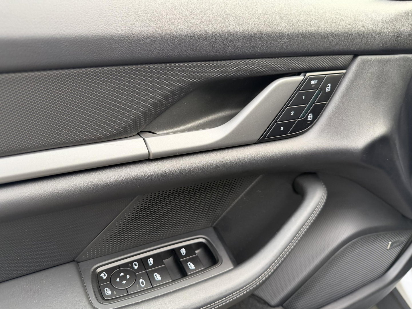 Porsche Taycan Sport Turismo Black Edition 105 kWh Pano l Massage l bijrijders scherm