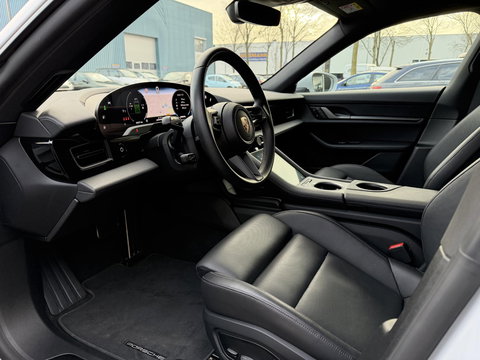 Porsche Taycan Sport Turismo Black Edition 105 kWh Pano l Massage l bijrijders scherm