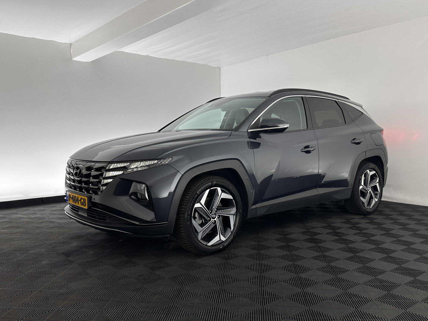 Hyundai Tucson 1.6 T-GDI PHEV Comfort Smart 4WD (INCL.BTW) *LEATHER | FULL-LED | ADAPTIVE-CRUISE | HEATED-COMFORTSEATS | KEYLESS | CAMERA | DIGI-COCKPIT | PRIVACY-GLASS | SHIFT-PADDLES | ECC | PDC | 19''ALU*