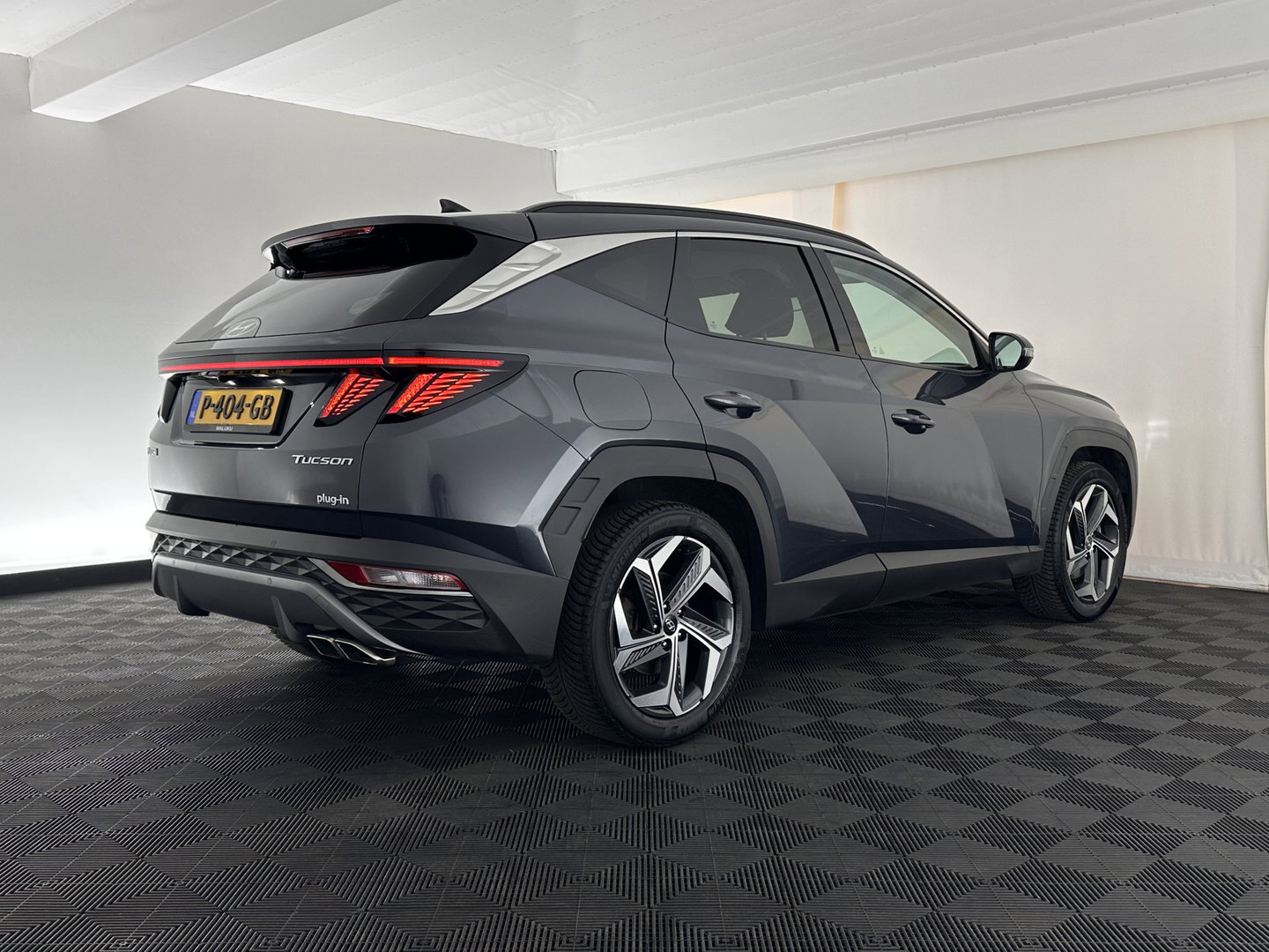 Hyundai Tucson 1.6 T-GDI PHEV Comfort Smart 4WD (INCL.BTW) *LEATHER | FULL-LED | ADAPTIVE-CRUISE | HEATED-COMFORTSEATS | KEYLESS | CAMERA | DIGI-COCKPIT | PRIVACY-GLASS | SHIFT-PADDLES | ECC | PDC | 19''ALU*