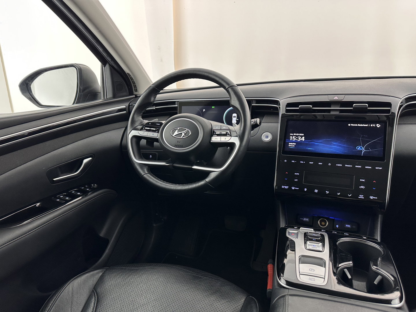 Hyundai Tucson 1.6 T-GDI PHEV Comfort Smart 4WD (INCL.BTW) *LEATHER | FULL-LED | ADAPTIVE-CRUISE | HEATED-COMFORTSEATS | KEYLESS | CAMERA | DIGI-COCKPIT | PRIVACY-GLASS | SHIFT-PADDLES | ECC | PDC | 19''ALU*