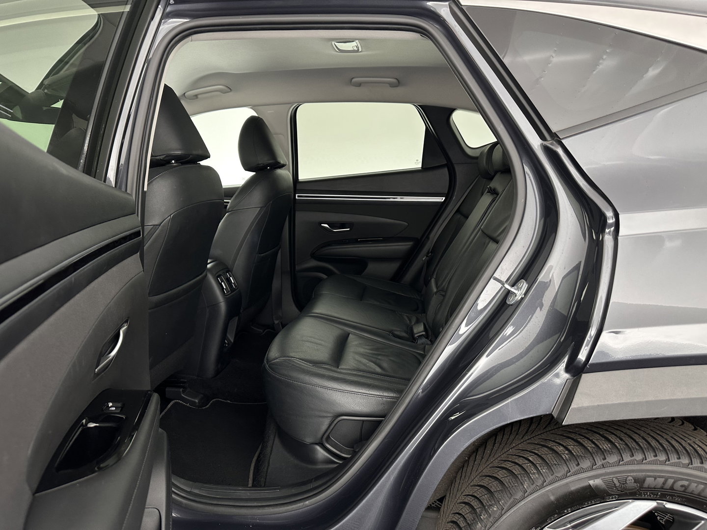 Hyundai Tucson 1.6 T-GDI PHEV Comfort Smart 4WD (INCL.BTW) *LEATHER | FULL-LED | ADAPTIVE-CRUISE | HEATED-COMFORTSEATS | KEYLESS | CAMERA | DIGI-COCKPIT | PRIVACY-GLASS | SHIFT-PADDLES | ECC | PDC | 19''ALU*