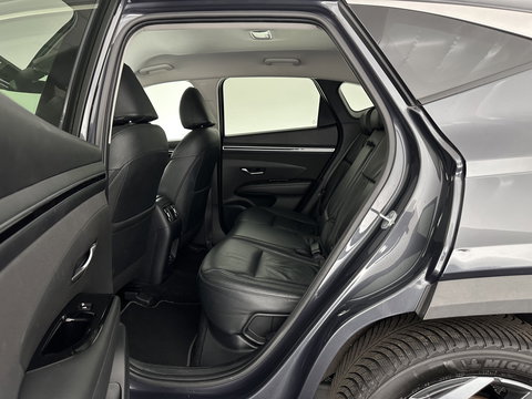 Hyundai Tucson 1.6 T-GDI PHEV Comfort Smart 4WD (INCL.BTW) *LEATHER | FULL-LED | ADAPTIVE-CRUISE | HEATED-COMFORTSEATS | KEYLESS | CAMERA | DIGI-COCKPIT | PRIVACY-GLASS | SHIFT-PADDLES | ECC | PDC | 19''ALU*