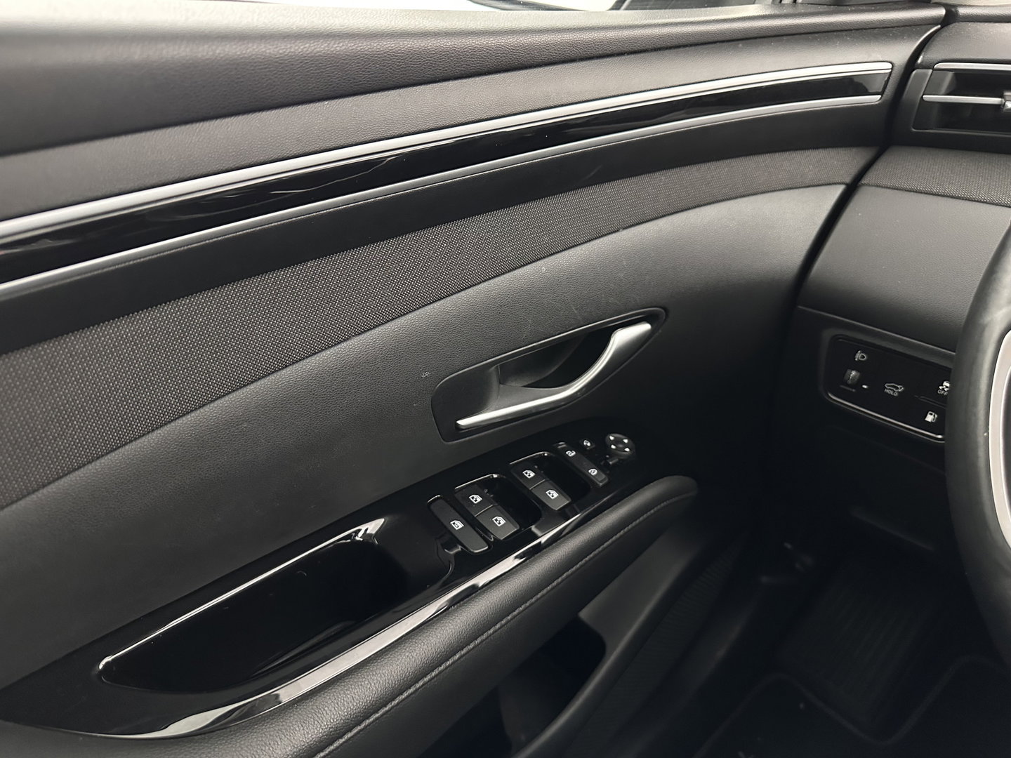 Hyundai Tucson 1.6 T-GDI PHEV Comfort Smart 4WD (INCL.BTW) *LEATHER | FULL-LED | ADAPTIVE-CRUISE | HEATED-COMFORTSEATS | KEYLESS | CAMERA | DIGI-COCKPIT | PRIVACY-GLASS | SHIFT-PADDLES | ECC | PDC | 19''ALU*