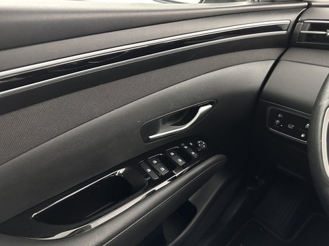 Hyundai Tucson 1.6 T-GDI PHEV Comfort Smart 4WD (INCL.BTW) *LEATHER | FULL-LED | ADAPTIVE-CRUISE | HEATED-COMFORTSEATS | KEYLESS | CAMERA | DIGI-COCKPIT | PRIVACY-GLASS | SHIFT-PADDLES | ECC | PDC | 19''ALU*