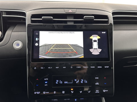 Hyundai Tucson 1.6 T-GDI PHEV Comfort Smart 4WD (INCL.BTW) *LEATHER | FULL-LED | ADAPTIVE-CRUISE | HEATED-COMFORTSEATS | KEYLESS | CAMERA | DIGI-COCKPIT | PRIVACY-GLASS | SHIFT-PADDLES | ECC | PDC | 19''ALU*