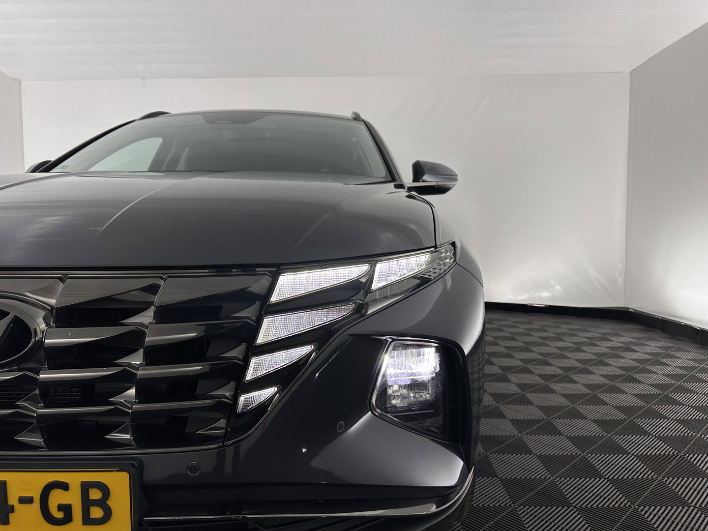 Hyundai Tucson 1.6 T-GDI PHEV Comfort Smart 4WD (INCL.BTW) *LEATHER | FULL-LED | ADAPTIVE-CRUISE | HEATED-COMFORTSEATS | KEYLESS | CAMERA | DIGI-COCKPIT | PRIVACY-GLASS | SHIFT-PADDLES | ECC | PDC | 19''ALU*