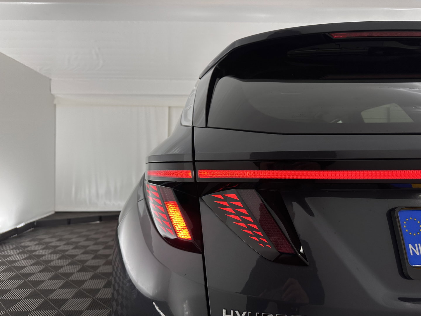 Hyundai Tucson 1.6 T-GDI PHEV Comfort Smart 4WD (INCL.BTW) *LEATHER | FULL-LED | ADAPTIVE-CRUISE | HEATED-COMFORTSEATS | KEYLESS | CAMERA | DIGI-COCKPIT | PRIVACY-GLASS | SHIFT-PADDLES | ECC | PDC | 19''ALU*