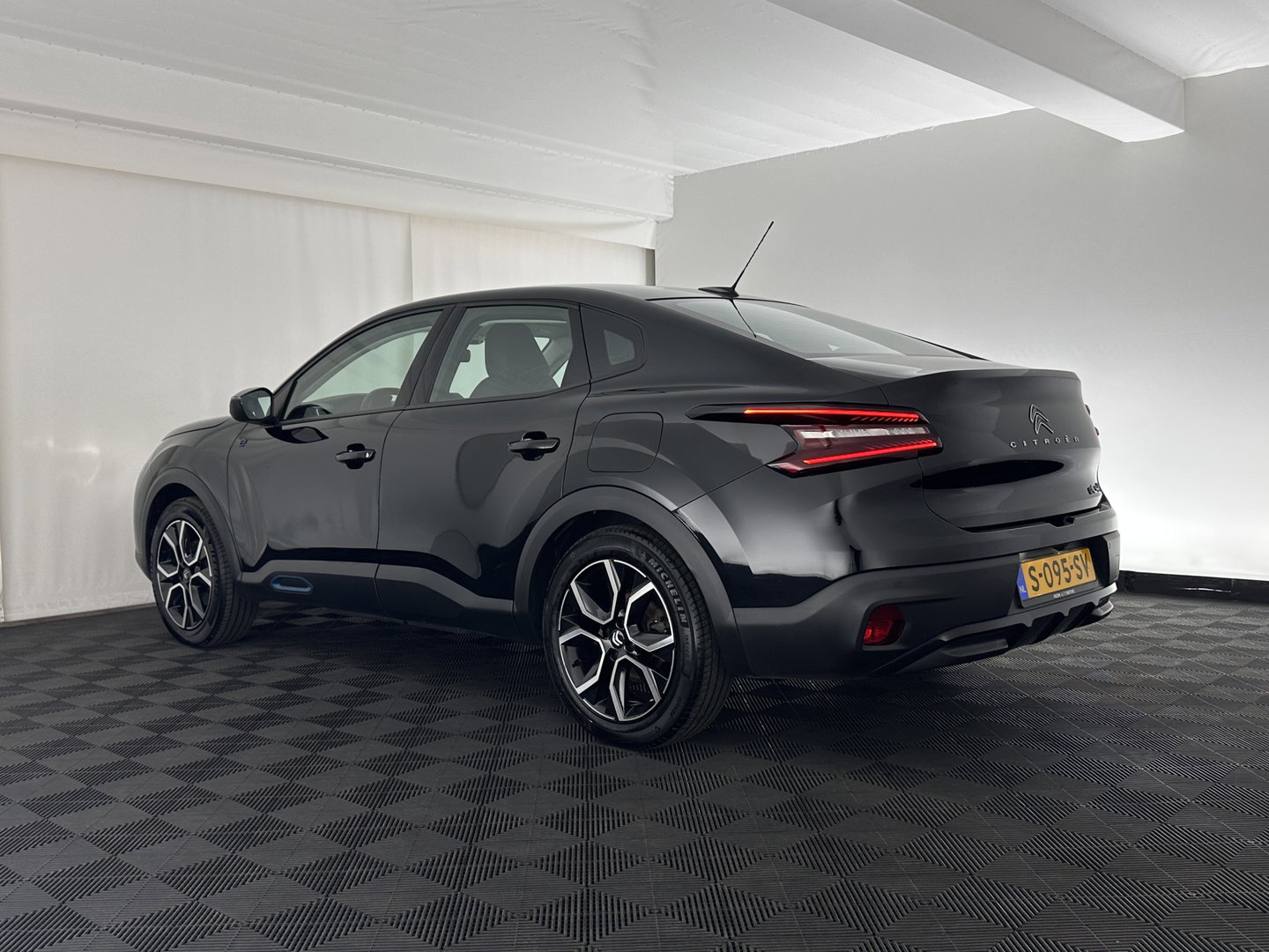 Citroën Ë-C4 X Feel Pack 50 kWh [ 3-Fase-11Kw ] {SOH-91%} (INCL-BTW) *HEATPUMP | FULL-LED | LEATHER-FABRIC | DIGI-COCKPIT | DAB | COMFORTSEATS | CAMERA | ECC | CARPLAY | LANE-ASSIST | PDC | CRUISE | 18''ALU*