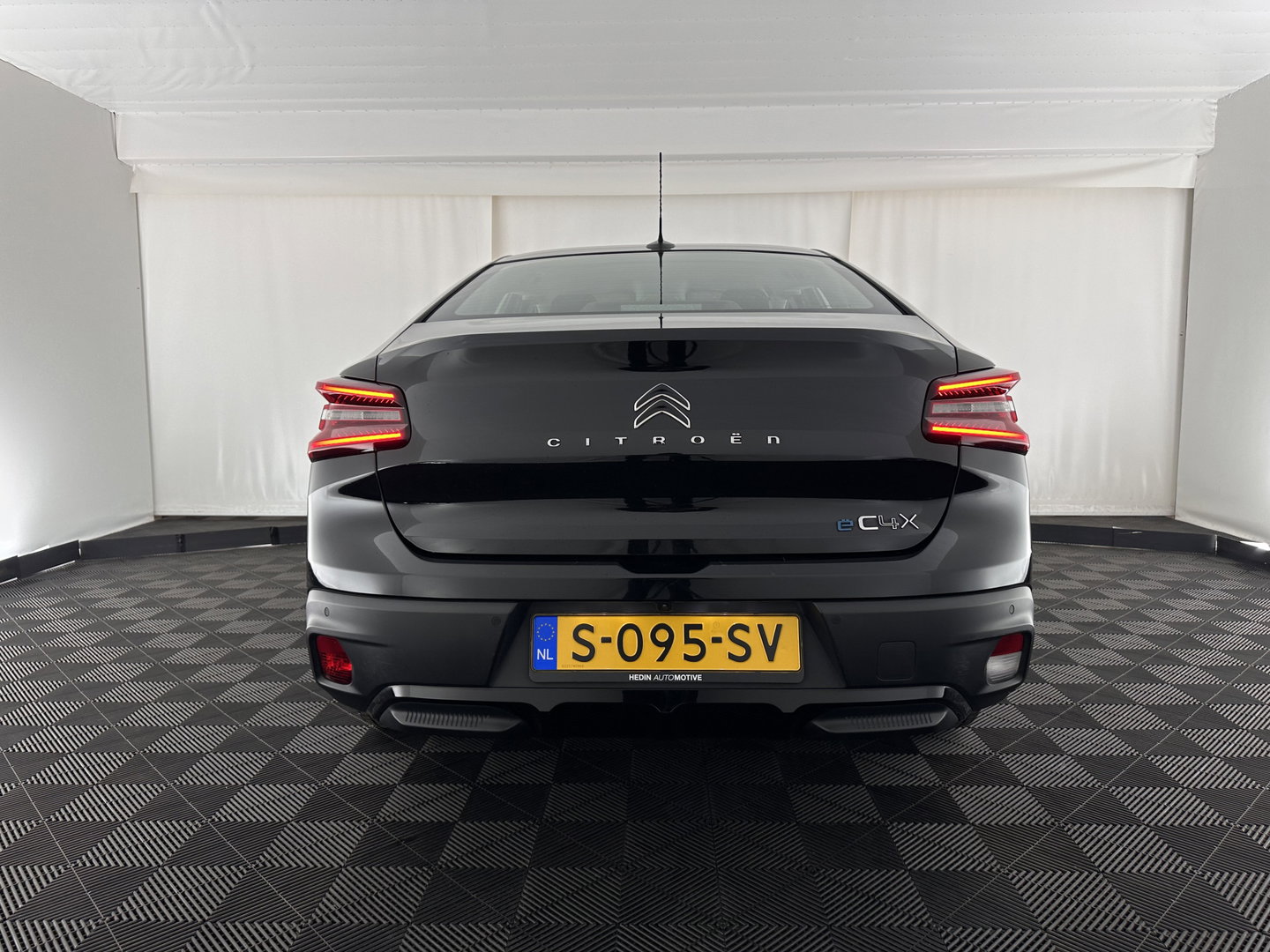 Citroën Ë-C4 X Feel Pack 50 kWh [ 3-Fase-11Kw ] {SOH-91%} (INCL-BTW) *HEATPUMP | FULL-LED | LEATHER-FABRIC | DIGI-COCKPIT | DAB | COMFORTSEATS | CAMERA | ECC | CARPLAY | LANE-ASSIST | PDC | CRUISE | 18''ALU*