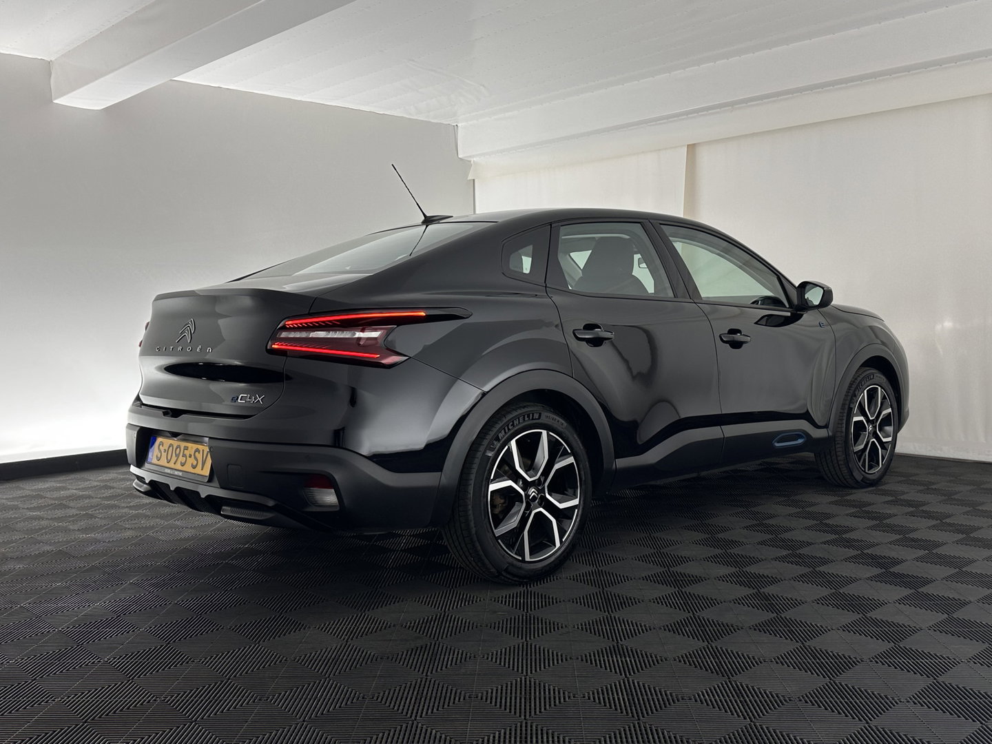 Citroën Ë-C4 X Feel Pack 50 kWh [ 3-Fase-11Kw ] {SOH-91%} (INCL-BTW) *HEATPUMP | FULL-LED | LEATHER-FABRIC | DIGI-COCKPIT | DAB | COMFORTSEATS | CAMERA | ECC | CARPLAY | LANE-ASSIST | PDC | CRUISE | 18''ALU*